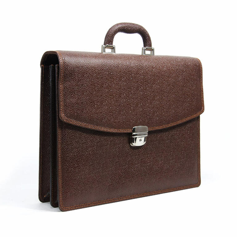 TASCHE
Das Herrenaccessoire – passend zu Schuhwerk und Gürtel.
Ab 375 €
